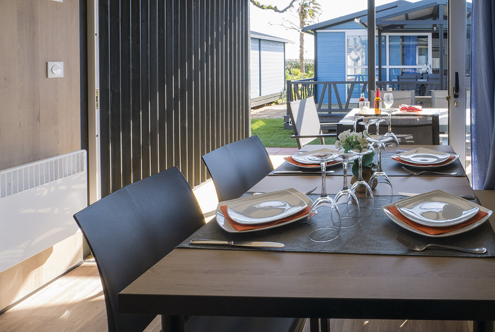 Comedor del bungalow Morea del camping La Gaviota