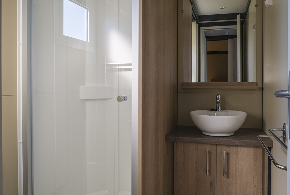 Baño del bungalow Morea del Camping La Gaviota